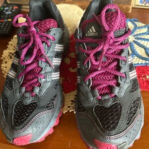 women's Adidas Kanadia TR trail running shoes in a gray an magenta size 7